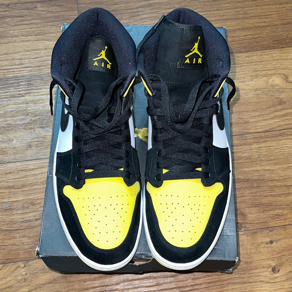 Air Jordan 1 MiD Yellow Toe